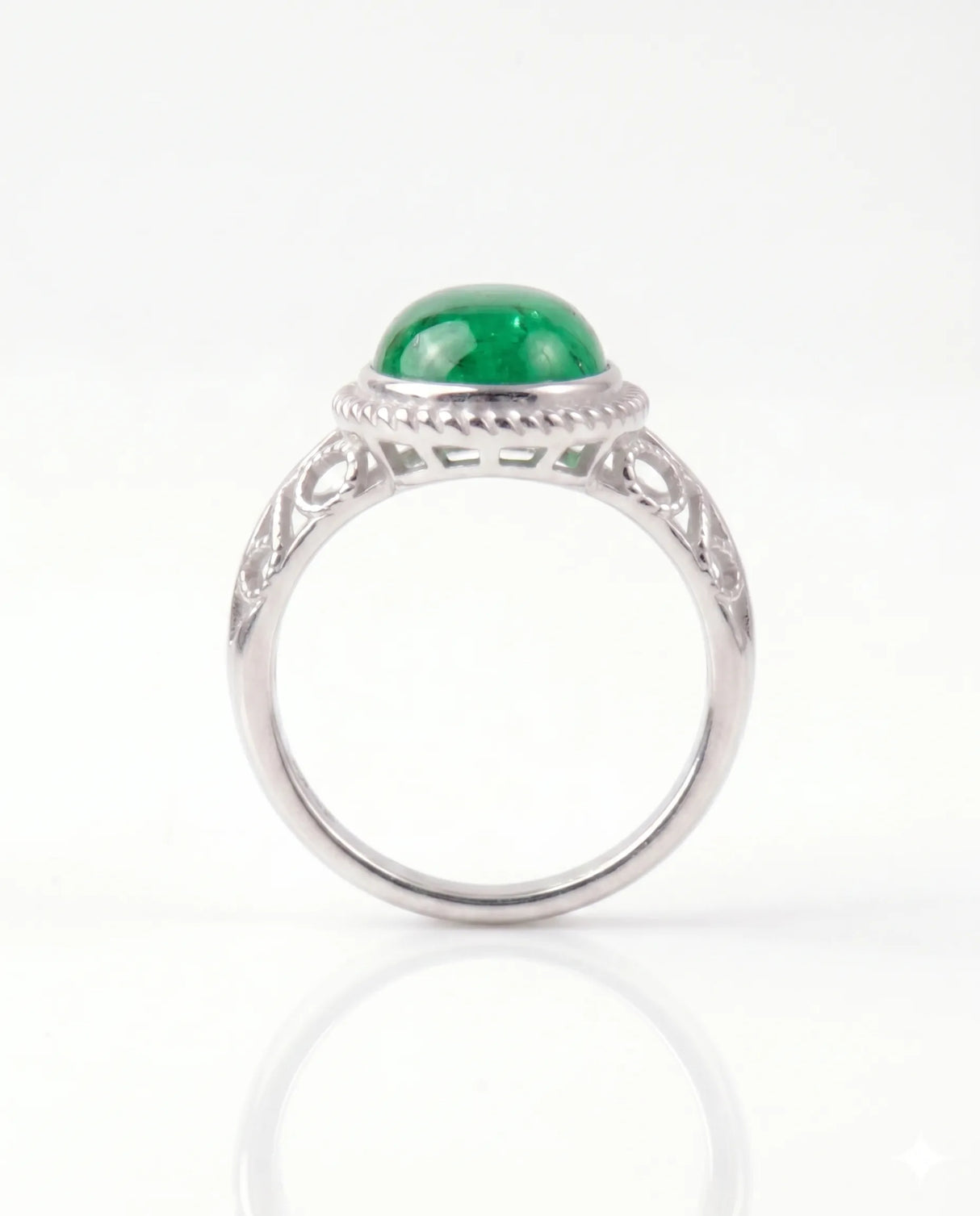 Oval natural emerald cabochon ring in 18K White Gold | SARATTI