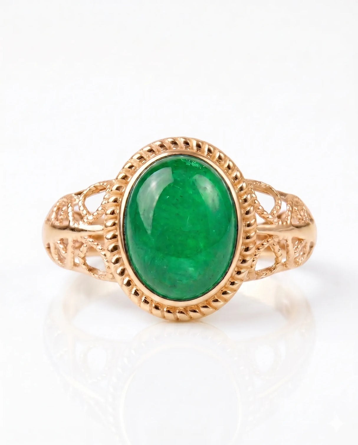 Oval natural emerald cabochon ring in 18K Yellow Gold | SARATTI