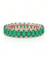 Oval natural emerald infinity band ring in 18K rose gold | SARATTI
