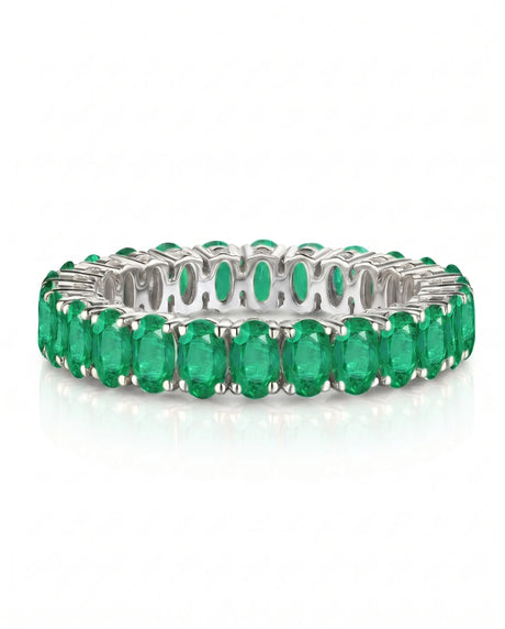 Oval natural emerald infinity band ring in 18K white gold | SARATTI
