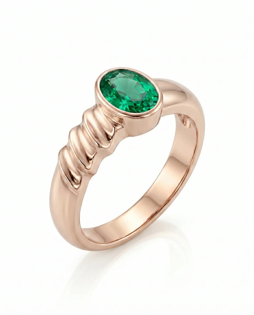 Oval natural emerald sculpted ring in 18K rose gold | SARATTI