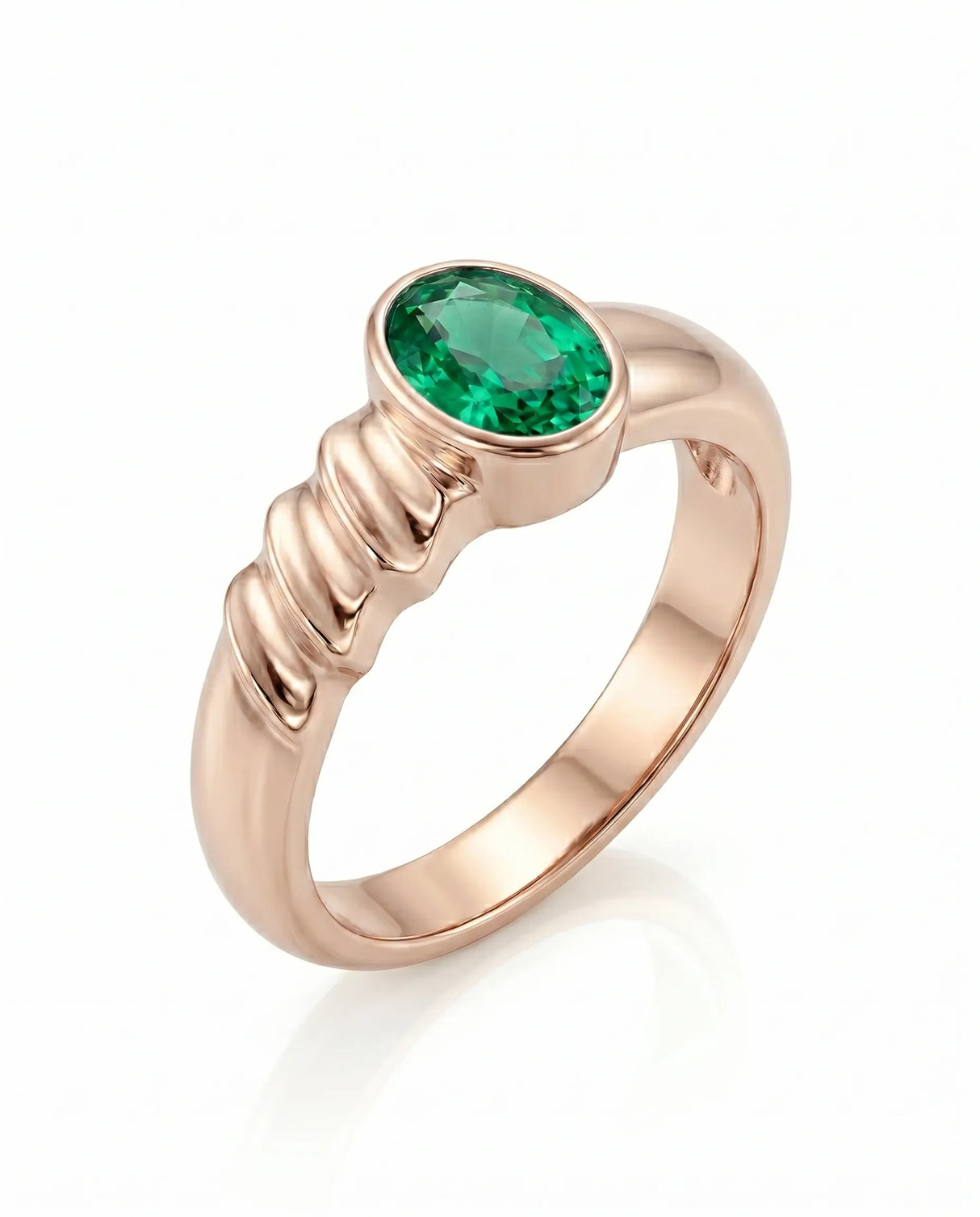 Oval natural emerald sculpted ring in 18K rose gold | SARATTI
