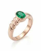 Oval natural emerald sculpted ring in 18K rose gold | SARATTI
