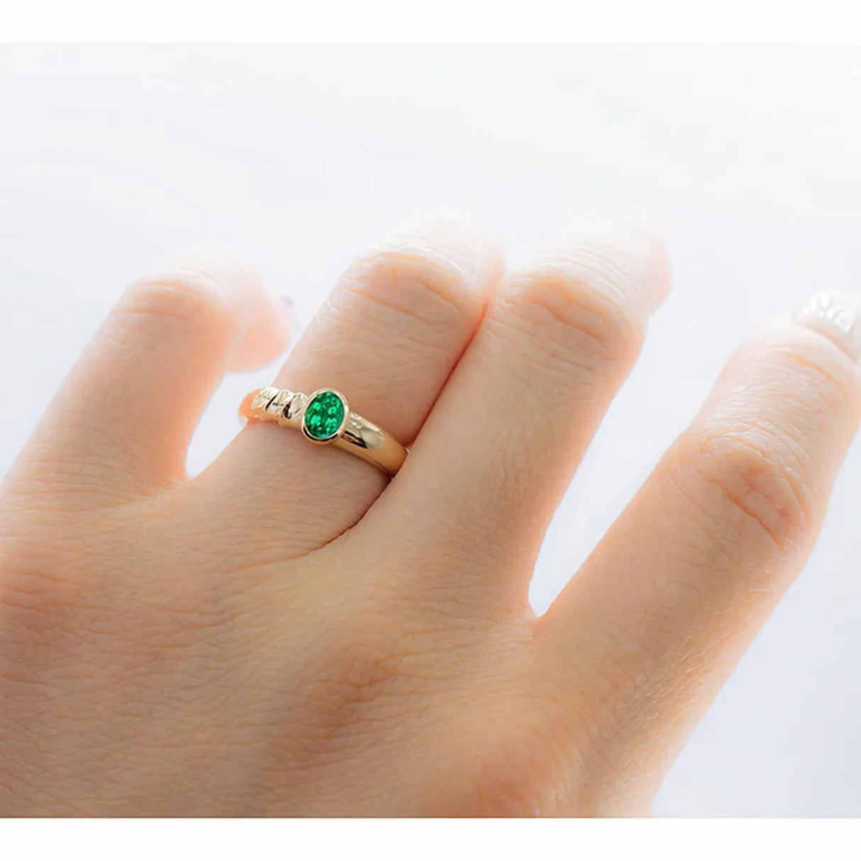 Oval natural emerald sculpted ring in 18K yellow gold | SARATTI
