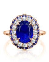 Oval natural sapphire ring framed by round diamonds and blue sapphires in 18K rose gold | SARATTI