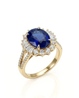 Oval royal blue sapphire ring with diamond halo and split shank in 18K yellow gold | SARATTI
