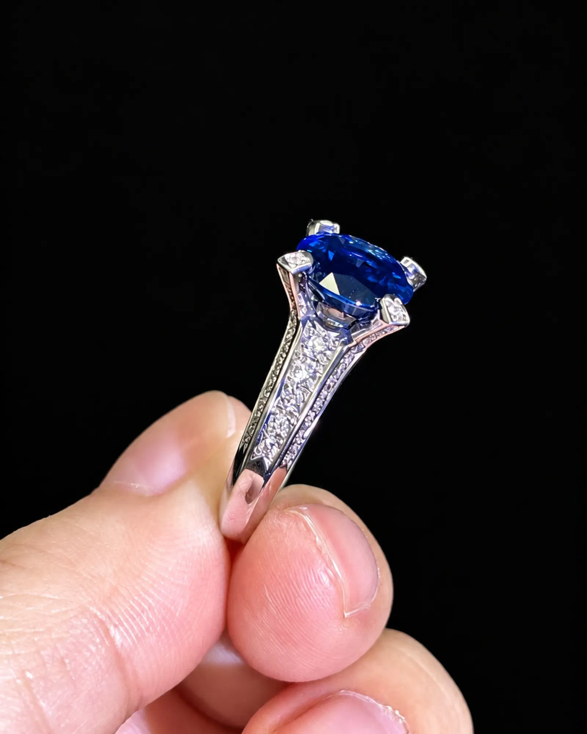 Oval sapphire diamond pavé ring in PT900 platinum | SARATTI