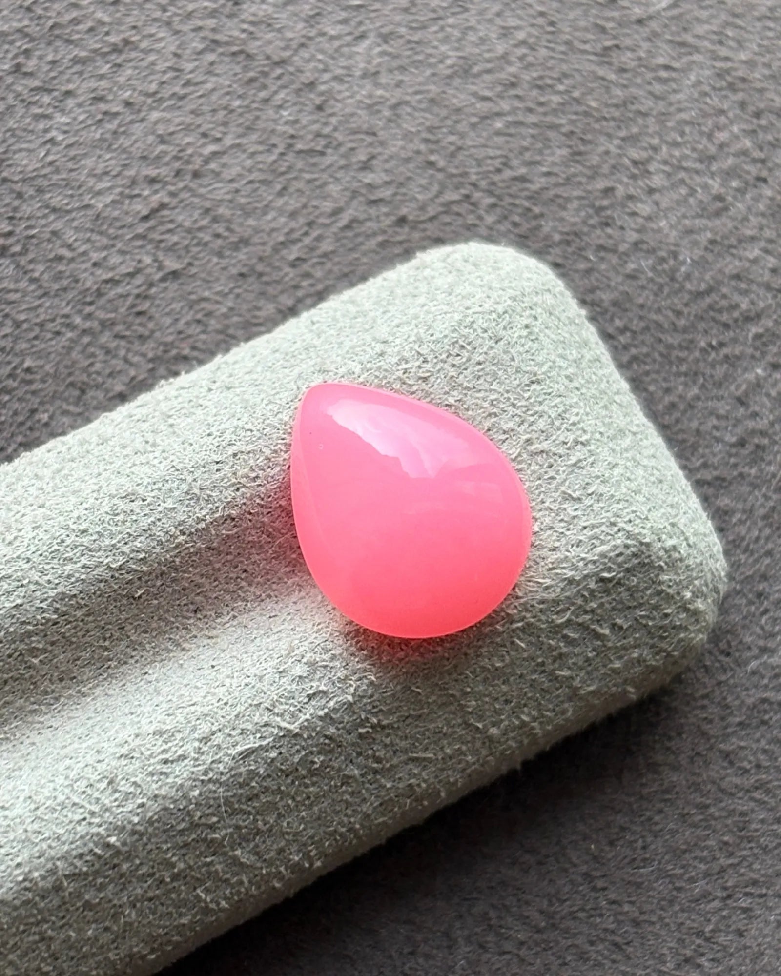 Pear-shaped Natural Pink Opal with soft pink bodycolour | SARATTI