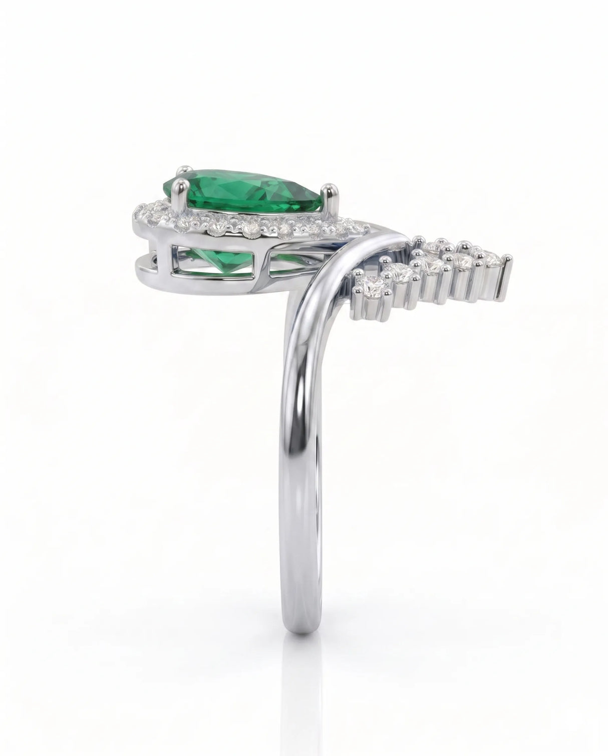 Pear cut emerald diamond ring in platinum | SARATTI
