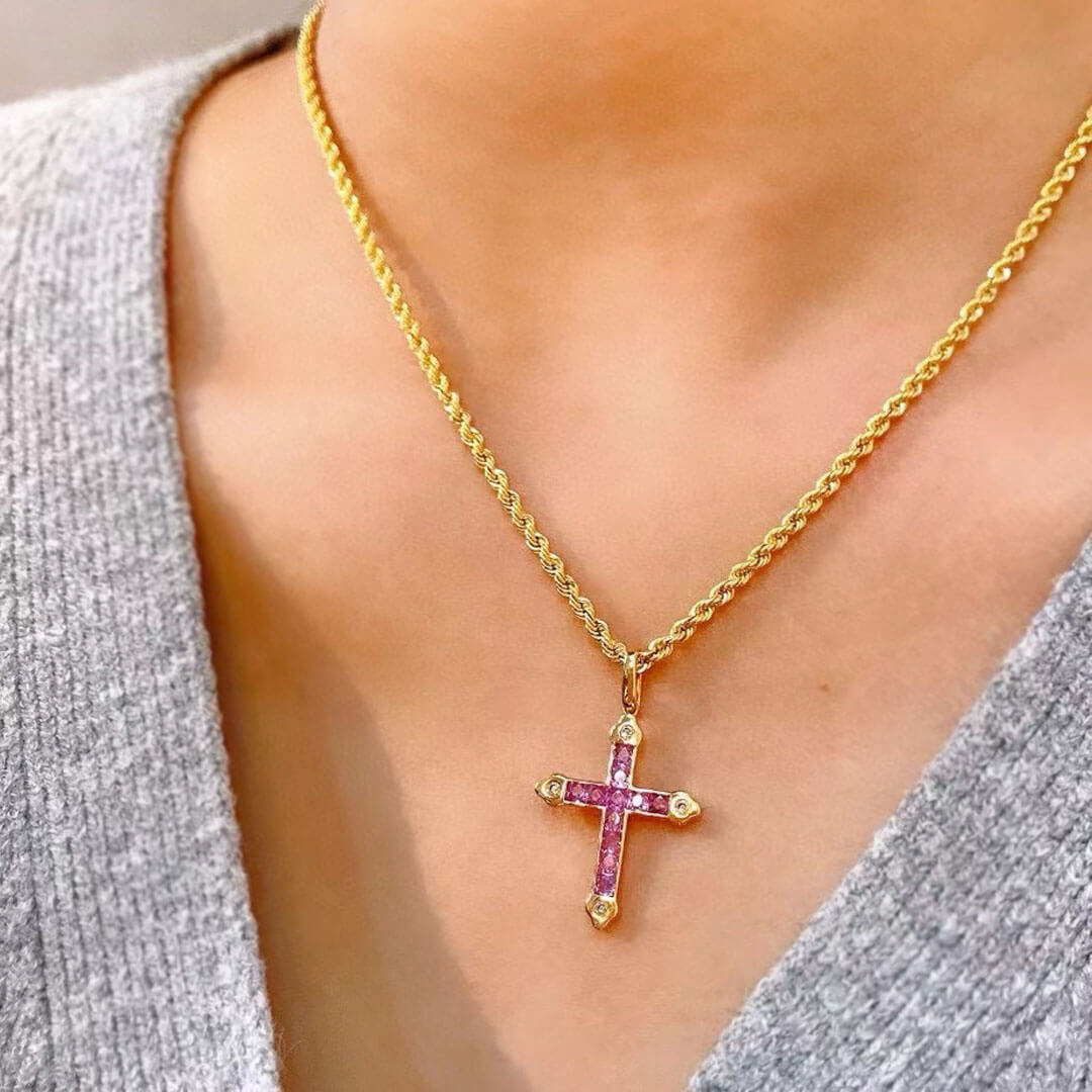 Model sports the Pasión Zafiro Sapphire Cross Necklace | Saratti Fine Jewelry 