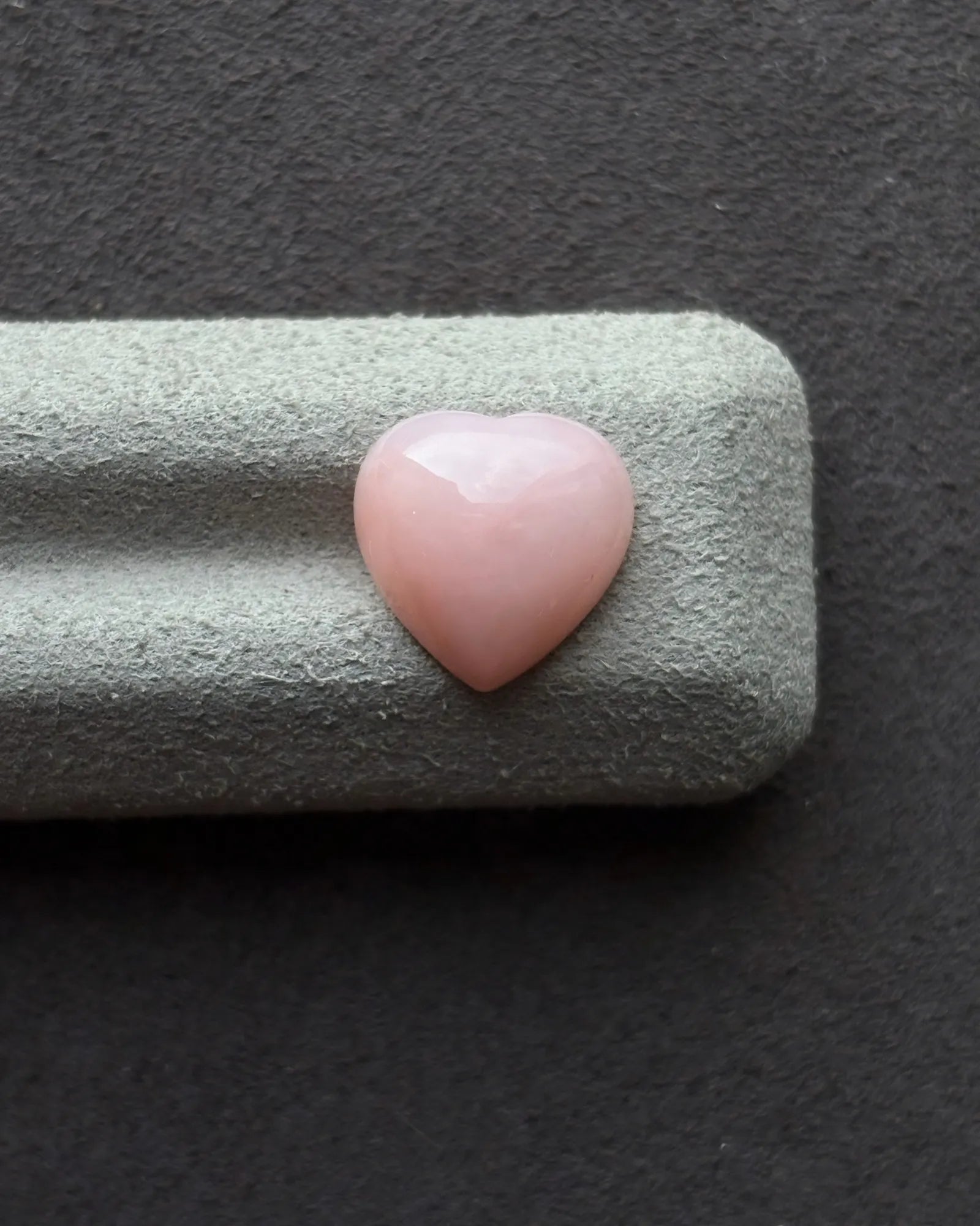 Pink Opal heart measuring 11.5 × 7.6 × 6.3 mm - SARATTI