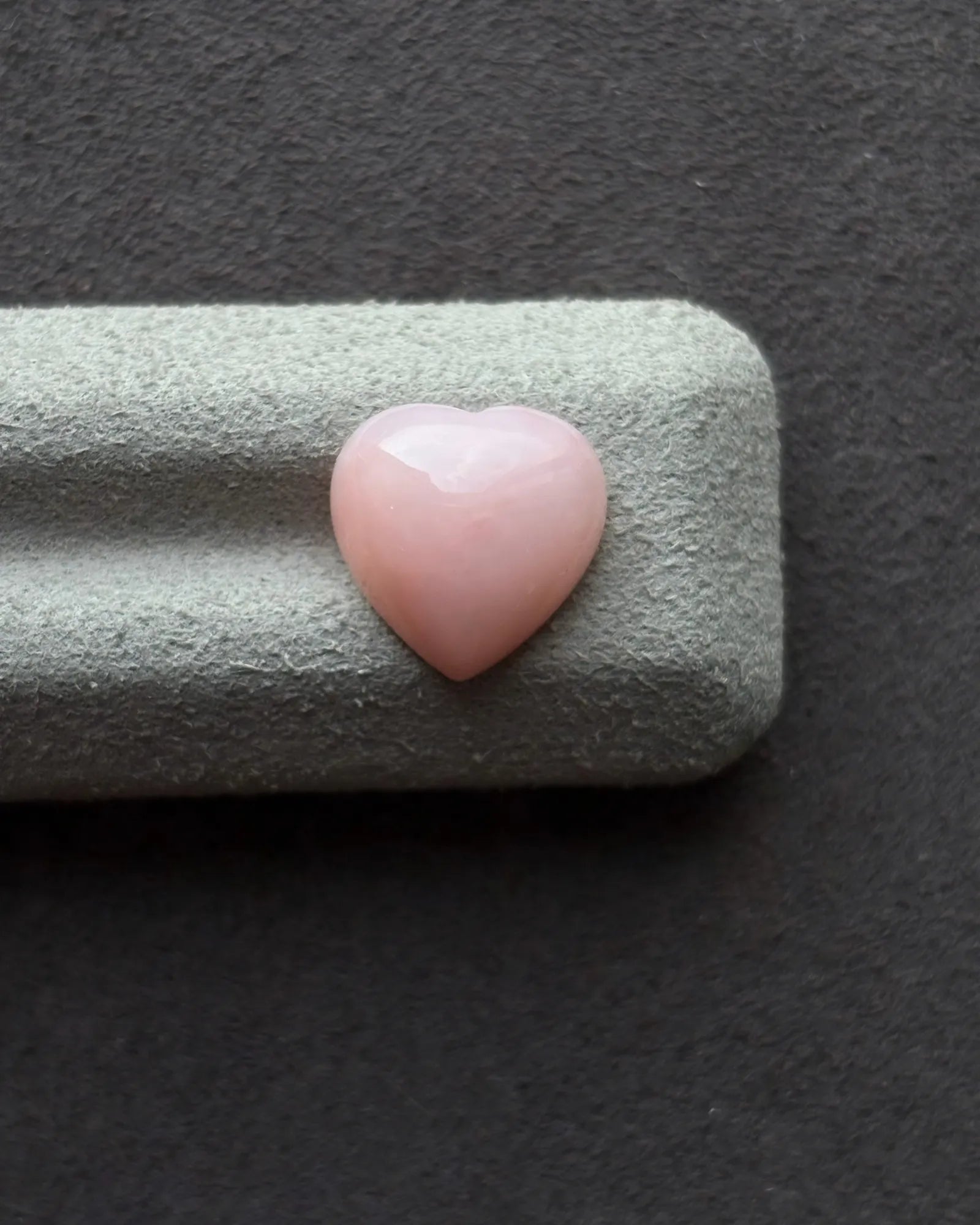 Pink Opal heart measuring 11.5 × 7.6 × 6.3 mm | SARATTI