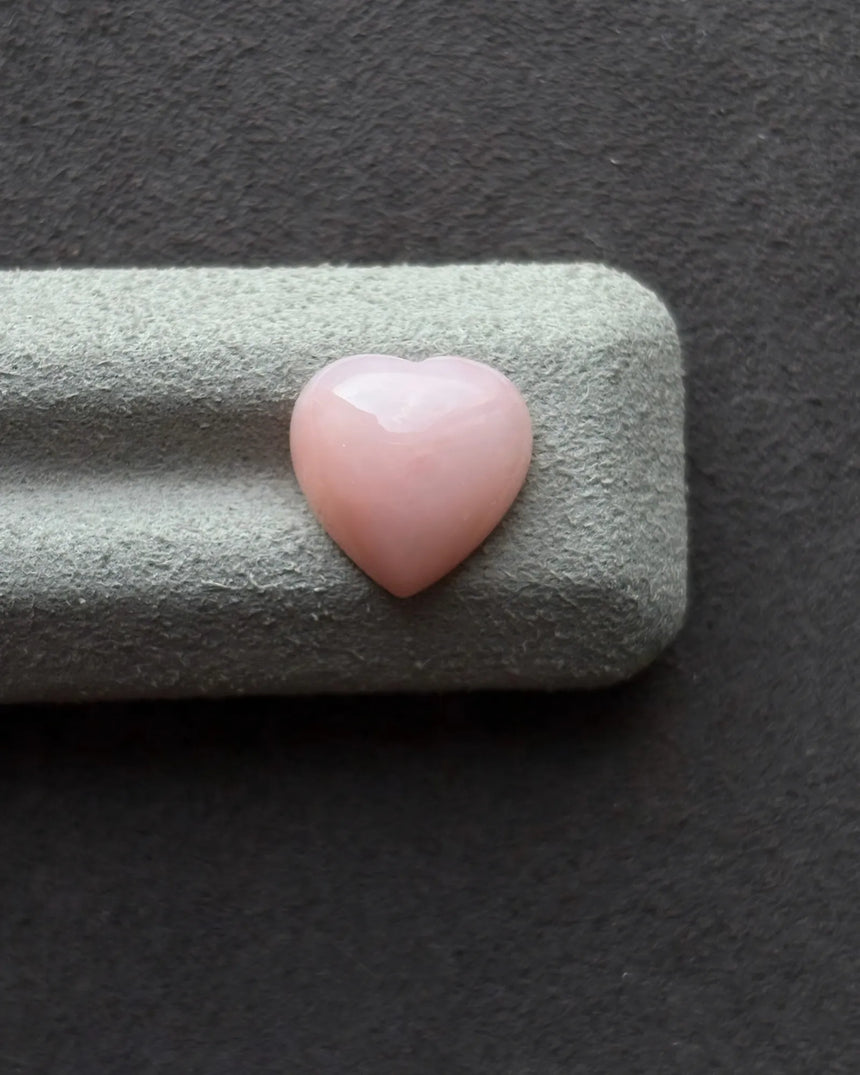 Pink Opal heart measuring 11.5 × 7.6 × 6.3 mm | SARATTI