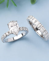 Platinum pear shaped moissanite ring for a romantic and refined engagement look | SARATTI.