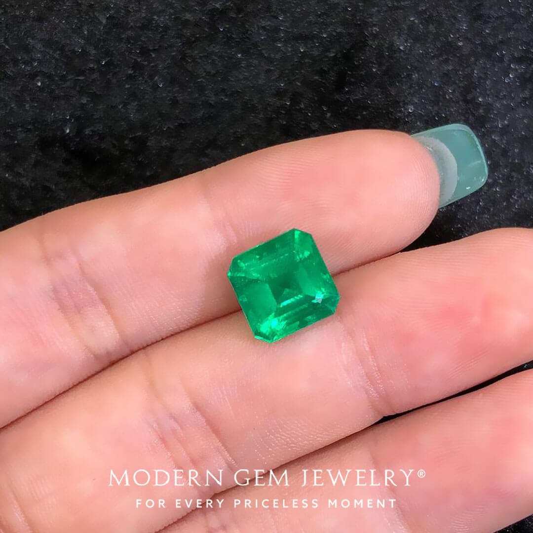 Exquisite Green Emerald Cut | Modern Gem Jewelry | Saratti