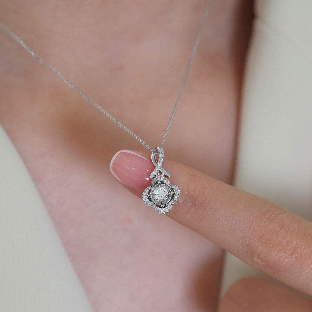 Model Neck Shot of the Stella Piscium Diamond Chain Necklace | Saratti 