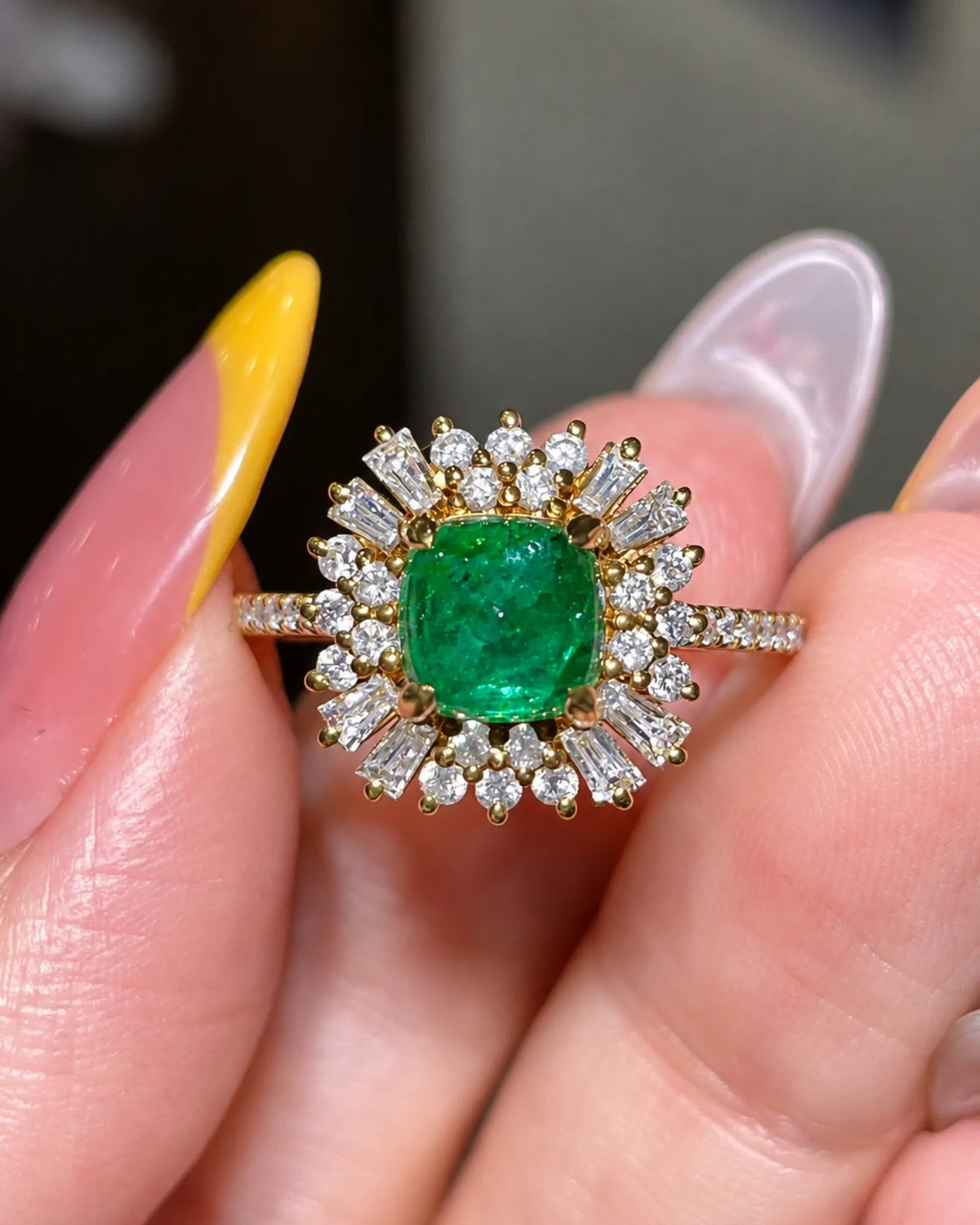 Rear view of 18K gold emerald ring showing open under-gallery and structured support basket | SARATTI