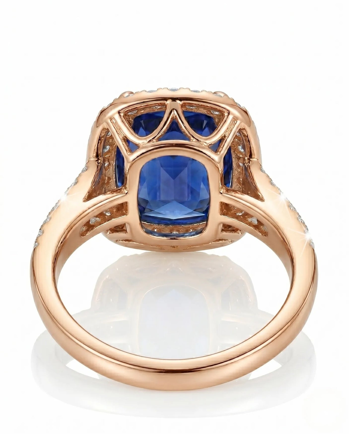 Romantic sapphire ring with round diamond halo design in 18K rose gold | SARATTI