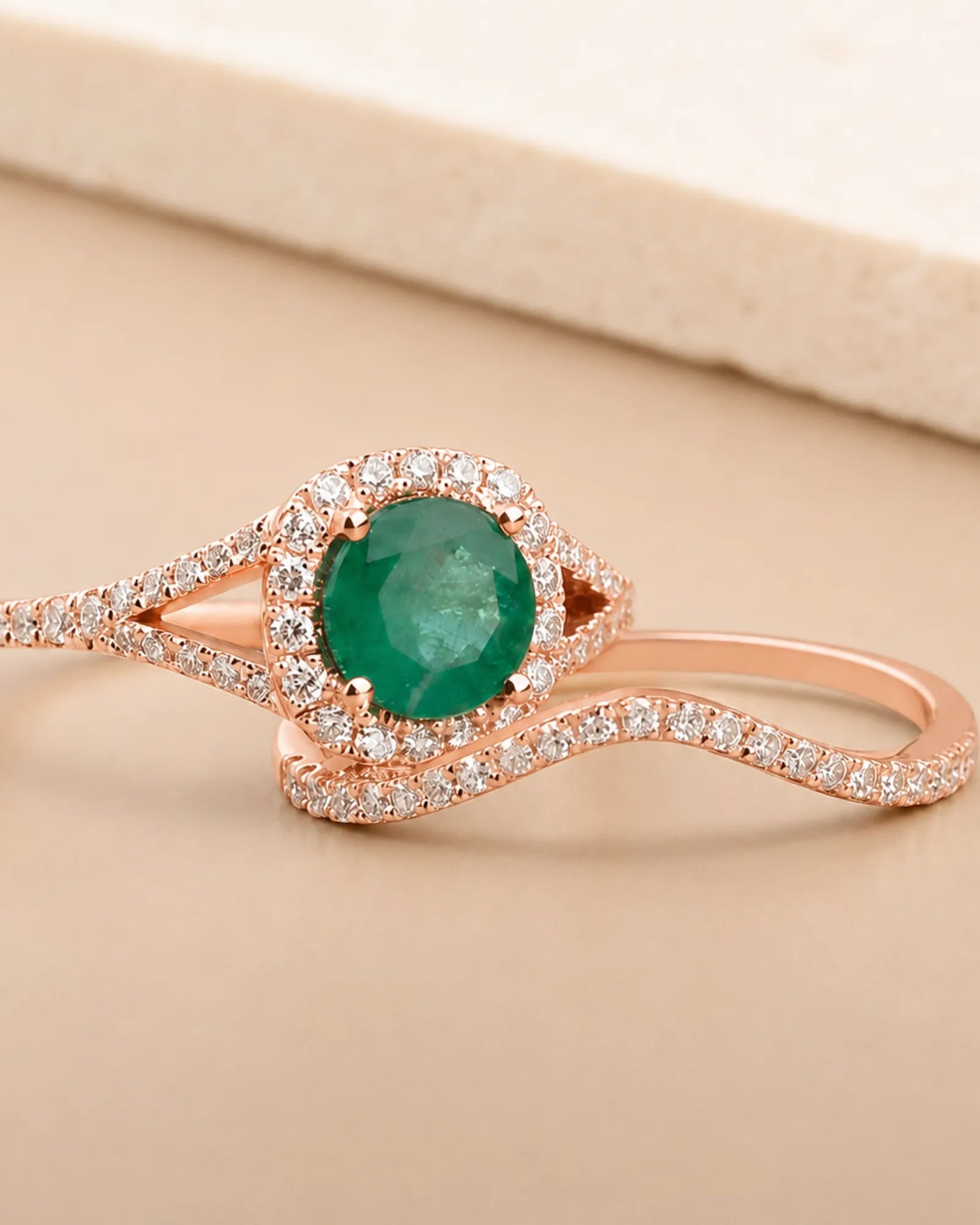 Rose gold emerald engagement ring and matching curved band for a meaningful proposal | SARATTI.