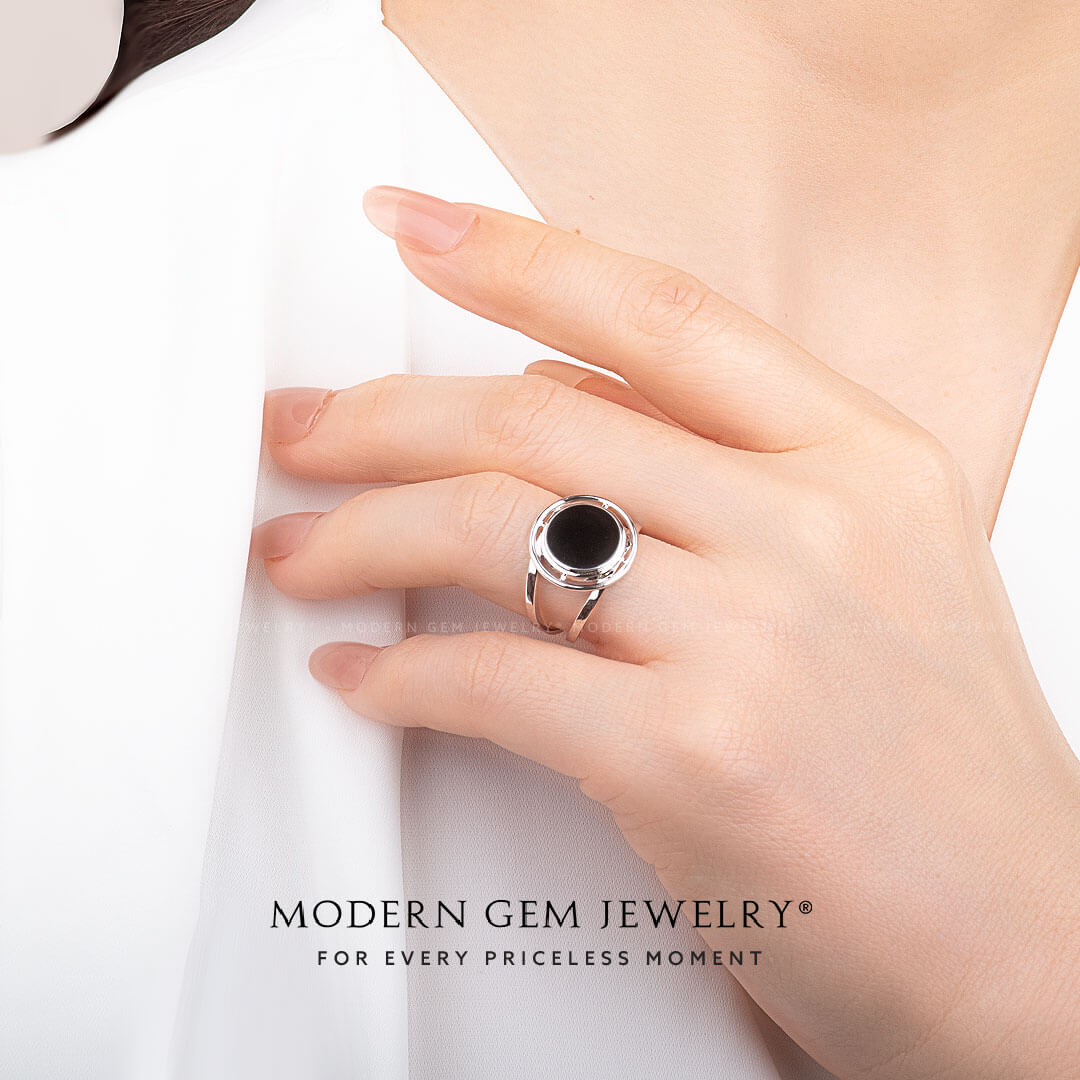 18K White Gold Black Onyx Ring | Modern Gem Jewelry | Saratti