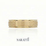 Mens comfort fit wedding band worn on hand in 18K yellow gold | SARATTI