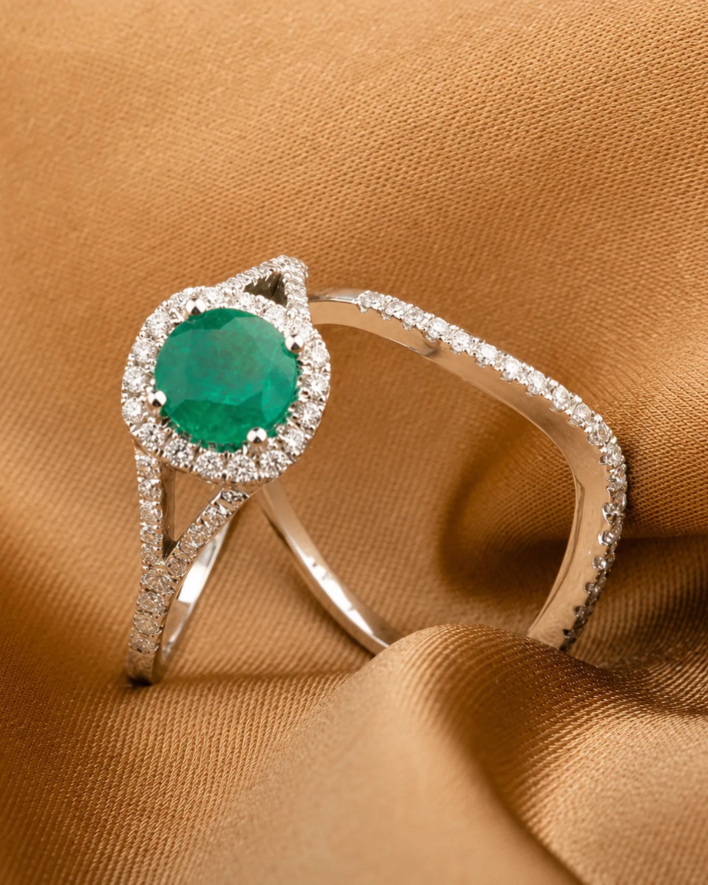 Round emerald bridal set in platinum with colorless moissanite accents and open shoulders | SARATTI