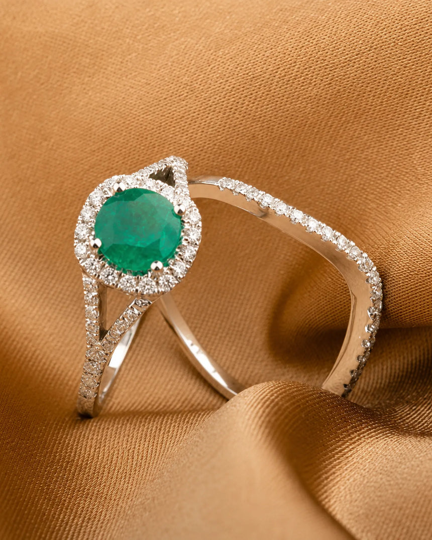 Round emerald bridal set in platinum with colorless moissanite accents and open shoulders | SARATTI