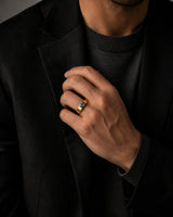 Round treated blue diamond held between polished shoulders without side stones in 18K yellow gold | SARATTI