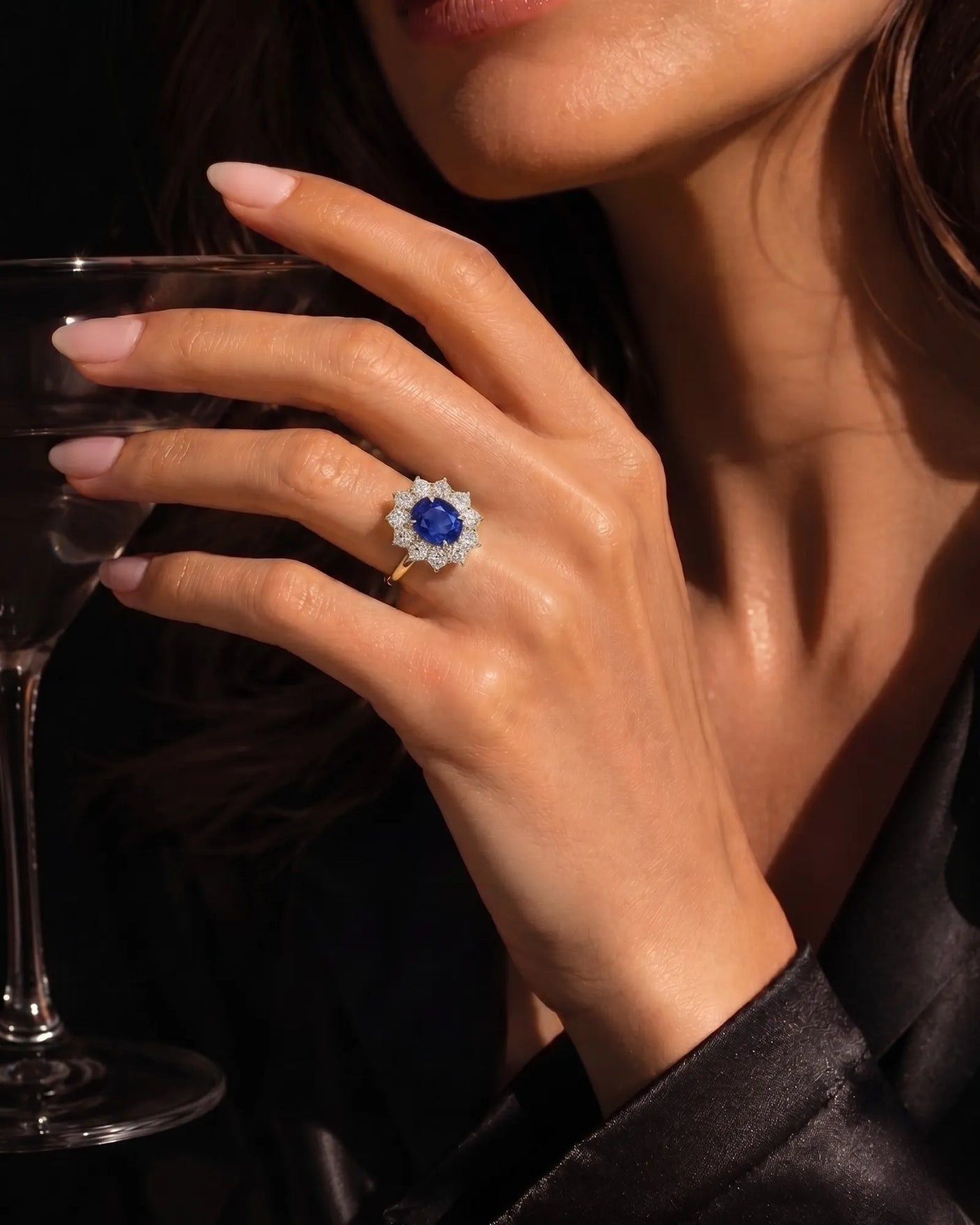 Royal blue oval sapphire ring with brilliant diamond halo in 18K yellow gold | SARATTI