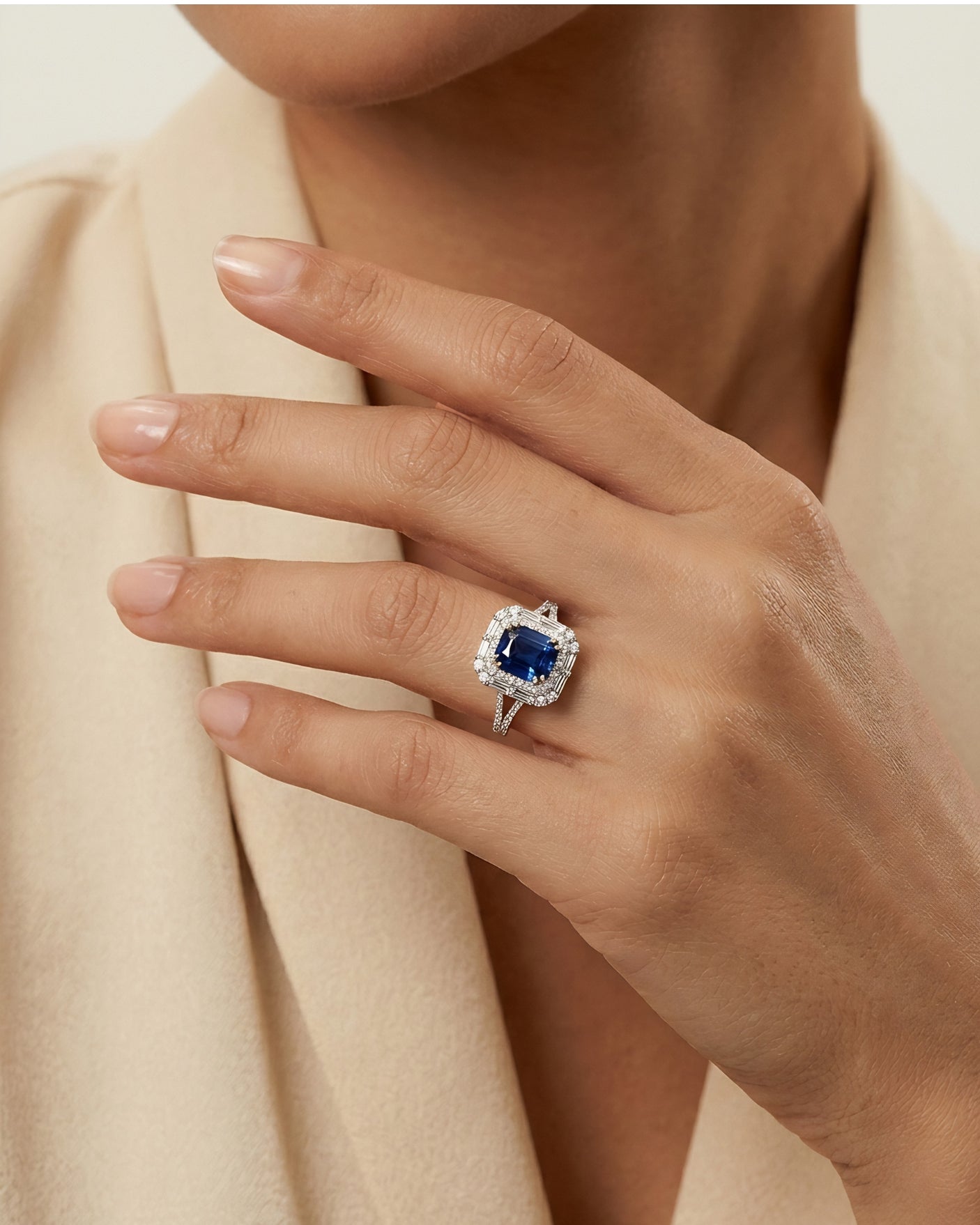 Royal blue sapphire and diamond ring in 18K White Gold | SARATTI