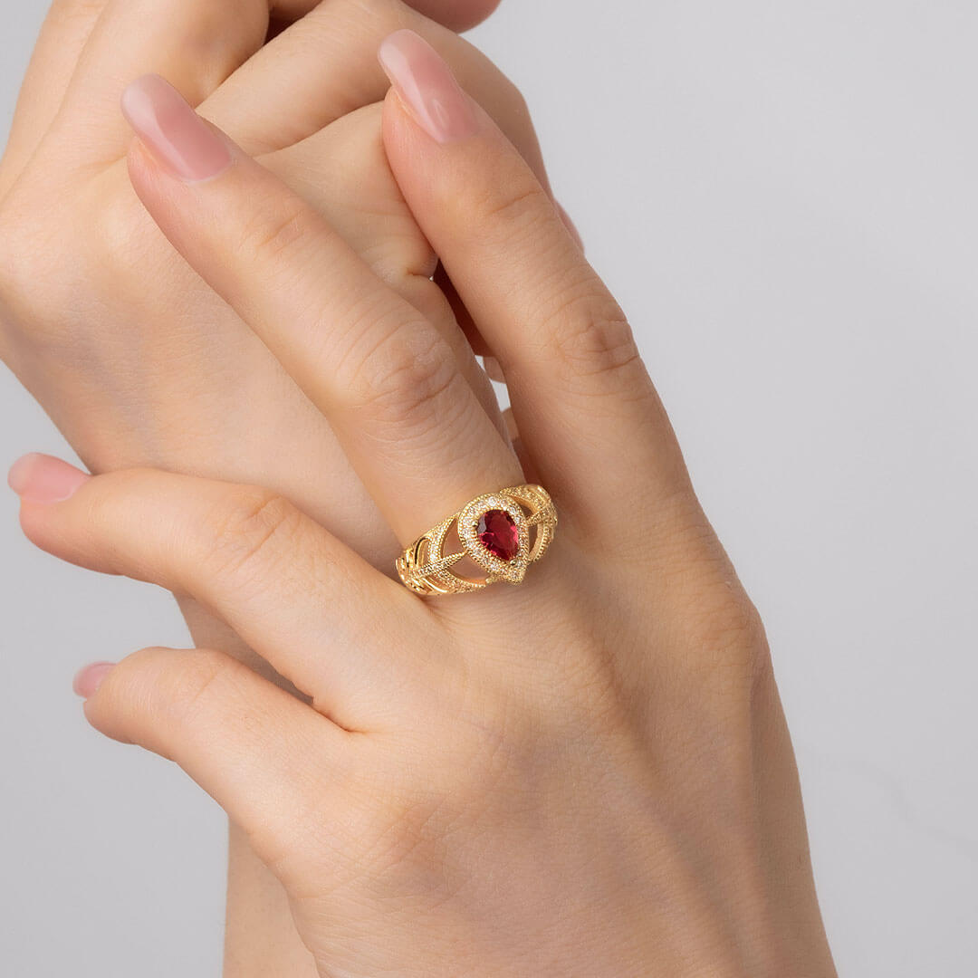 Ruby Ring in Vintage Design set in 18K Yellow Gold | Saratti