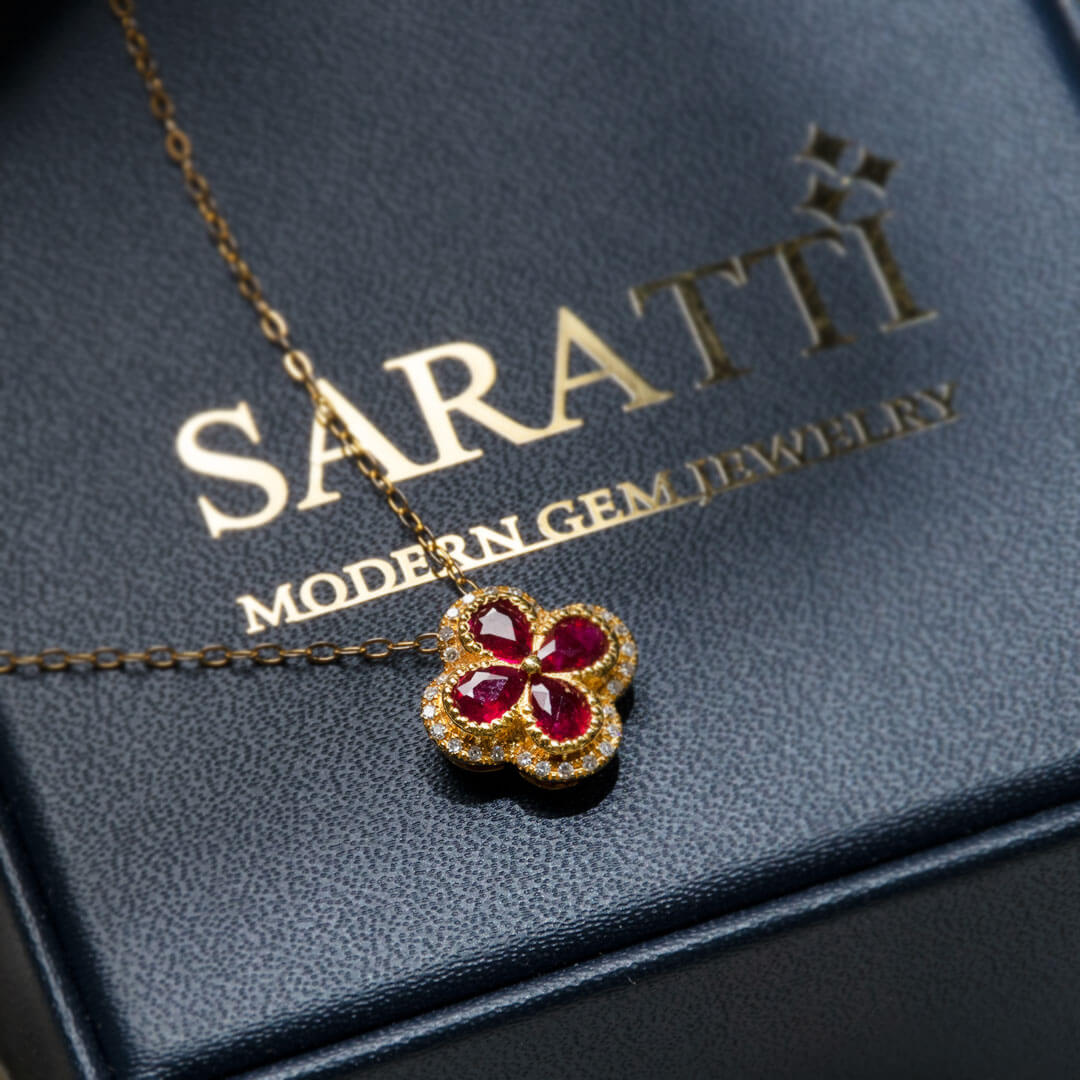 Yellow Gold Diamond Halo Trébol Rojo Ruby Pendant Necklace | Saratti