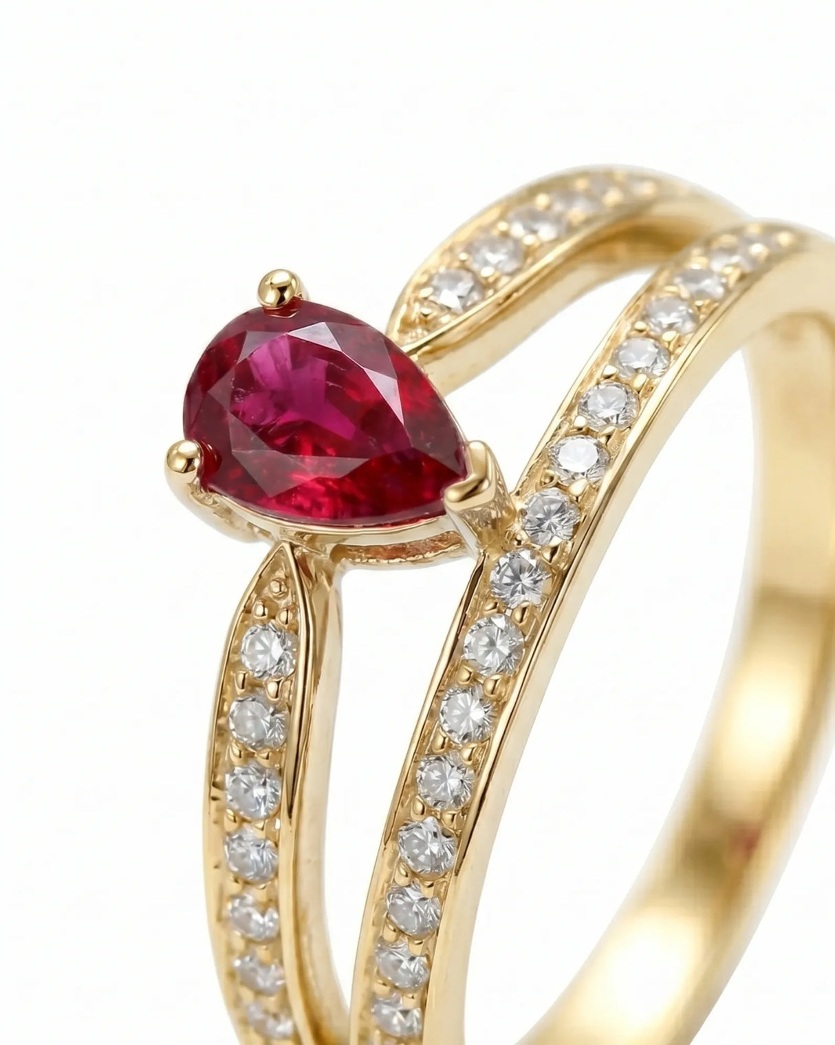 Ruby and diamond gift ring with graceful split shank in 18K yellow gold | SARATTI