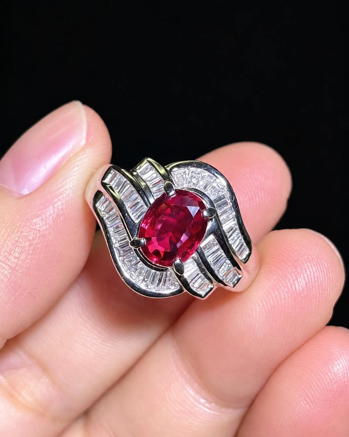 Ruby baguette diamond wave ring in PT850 platinum | SARATTI