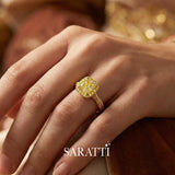 18K Yellow Gold ring on a model | SARATTI