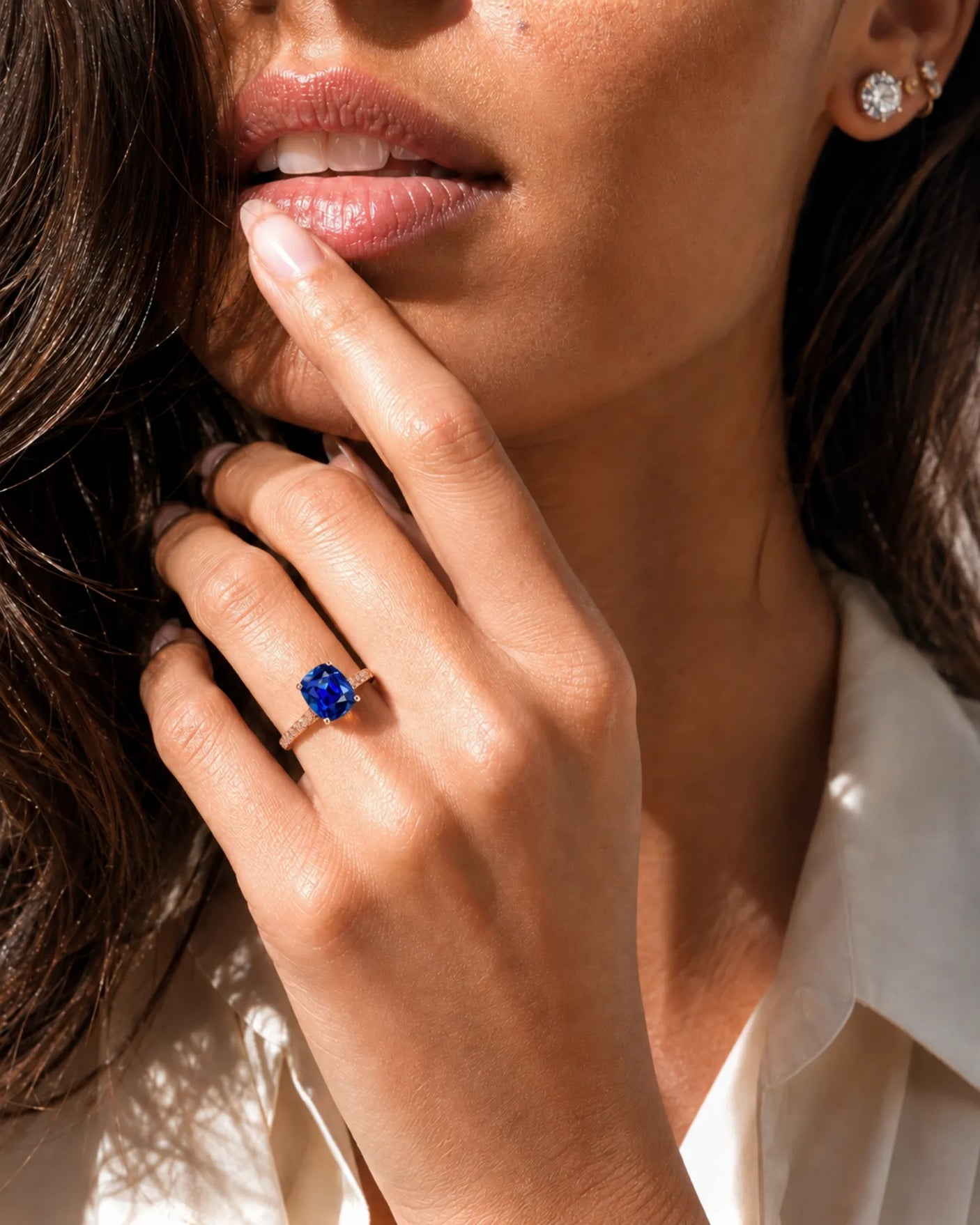 Sapphire and diamond promise ring with modern prong setting in 18K rose gold | SARATTI