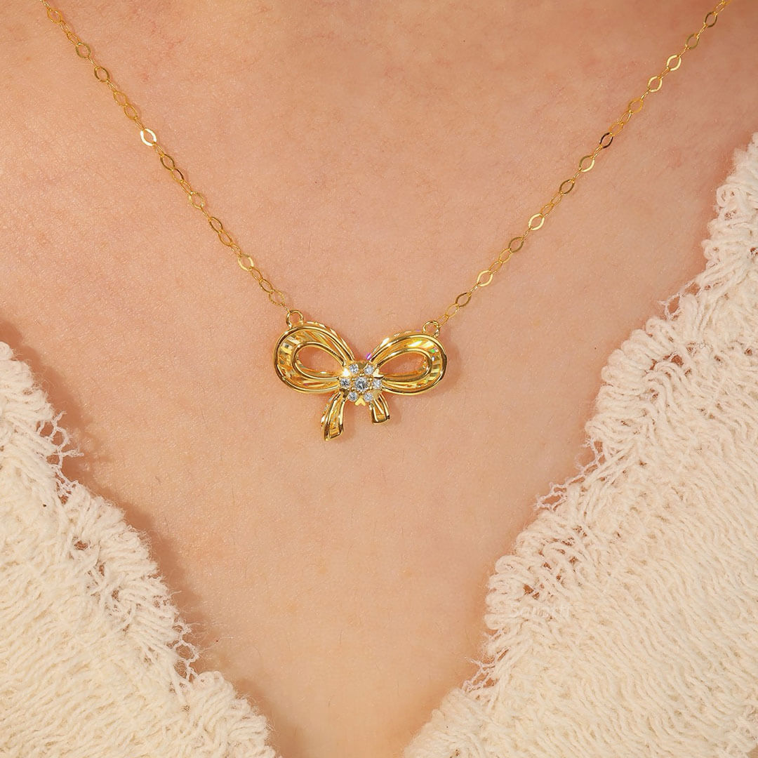 Model Wearing Yellow Gold Ribbon Design 18K Gold Diamond Drop Necklace | Saratti