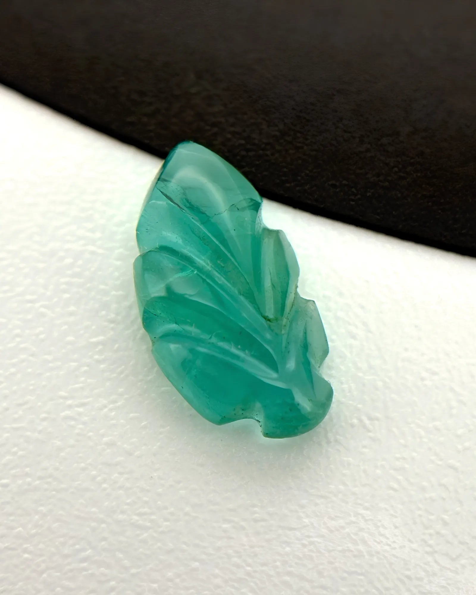 Semi-transparent Emerald leaf showing jardin inclusions and internal characteristics - SARATTI