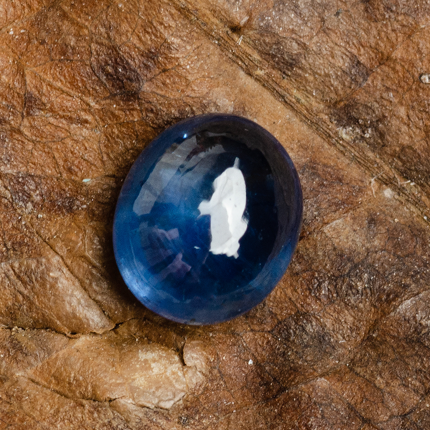 Side profile of 0.88 carat blue sapphire oval cabochon gem | SARATTI