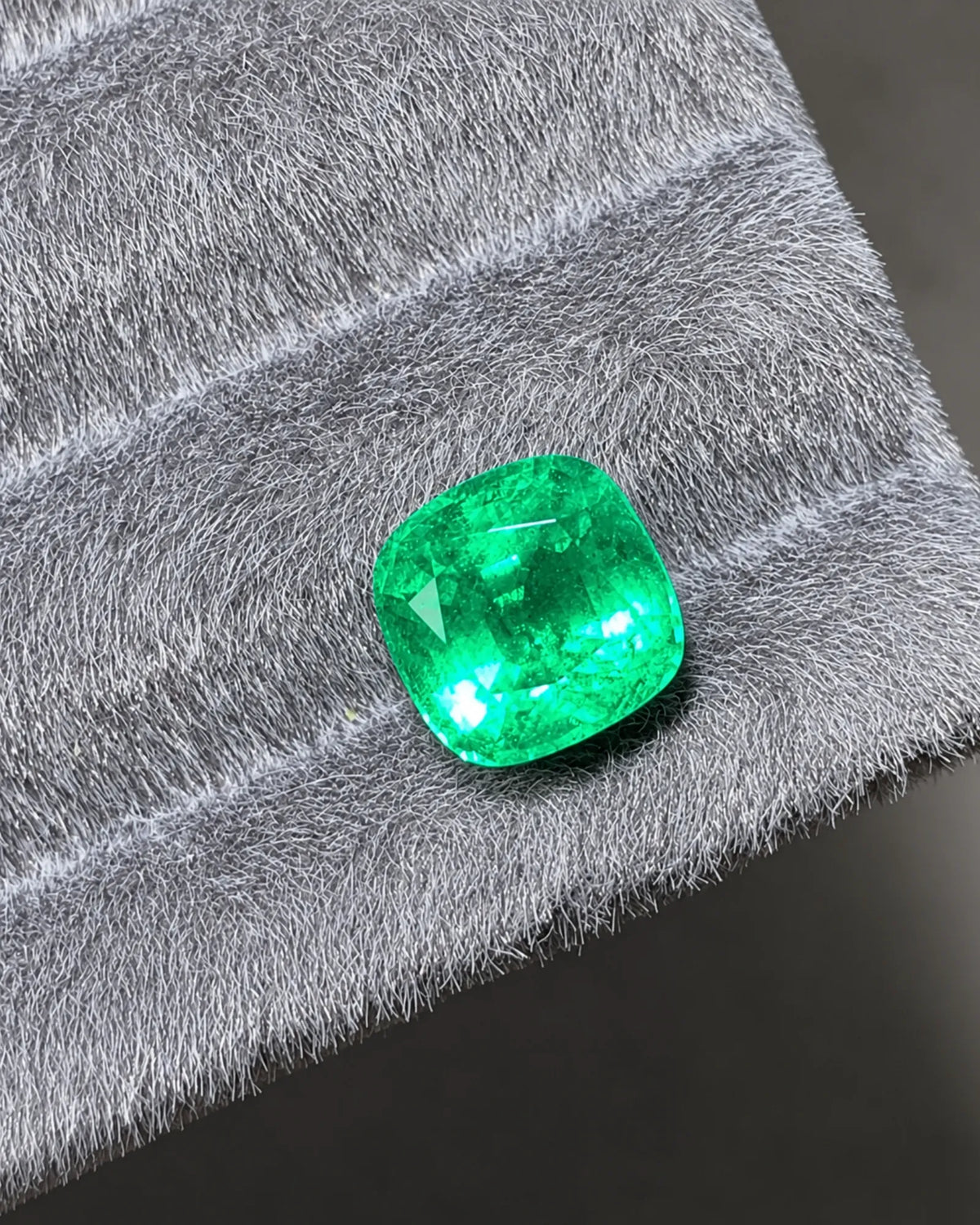 Side profile of 3.41ct Natural Emerald showing gemstone depth | SARATTI