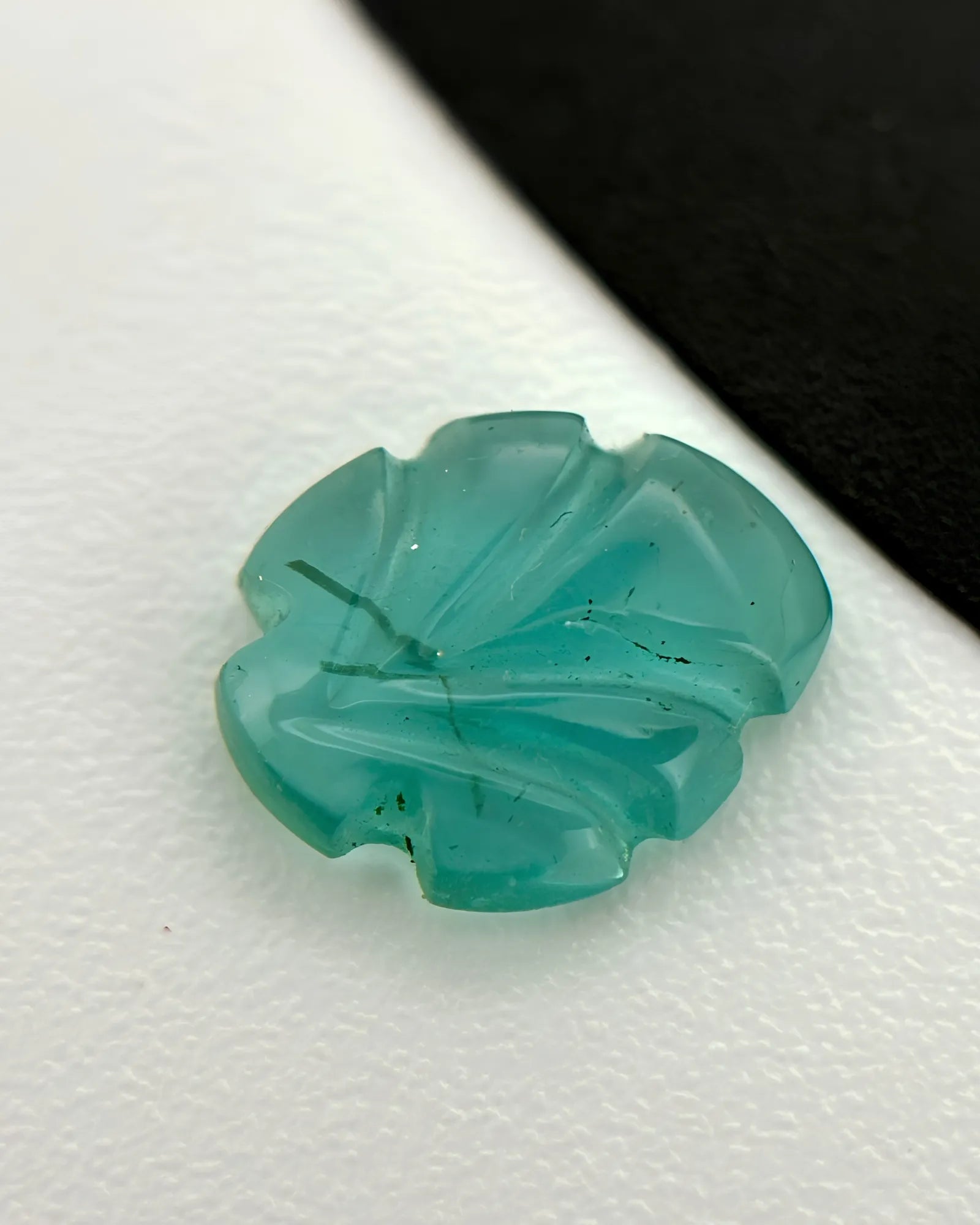Side profile of Natural Emerald leaf showing raised relief depth - SARATTI