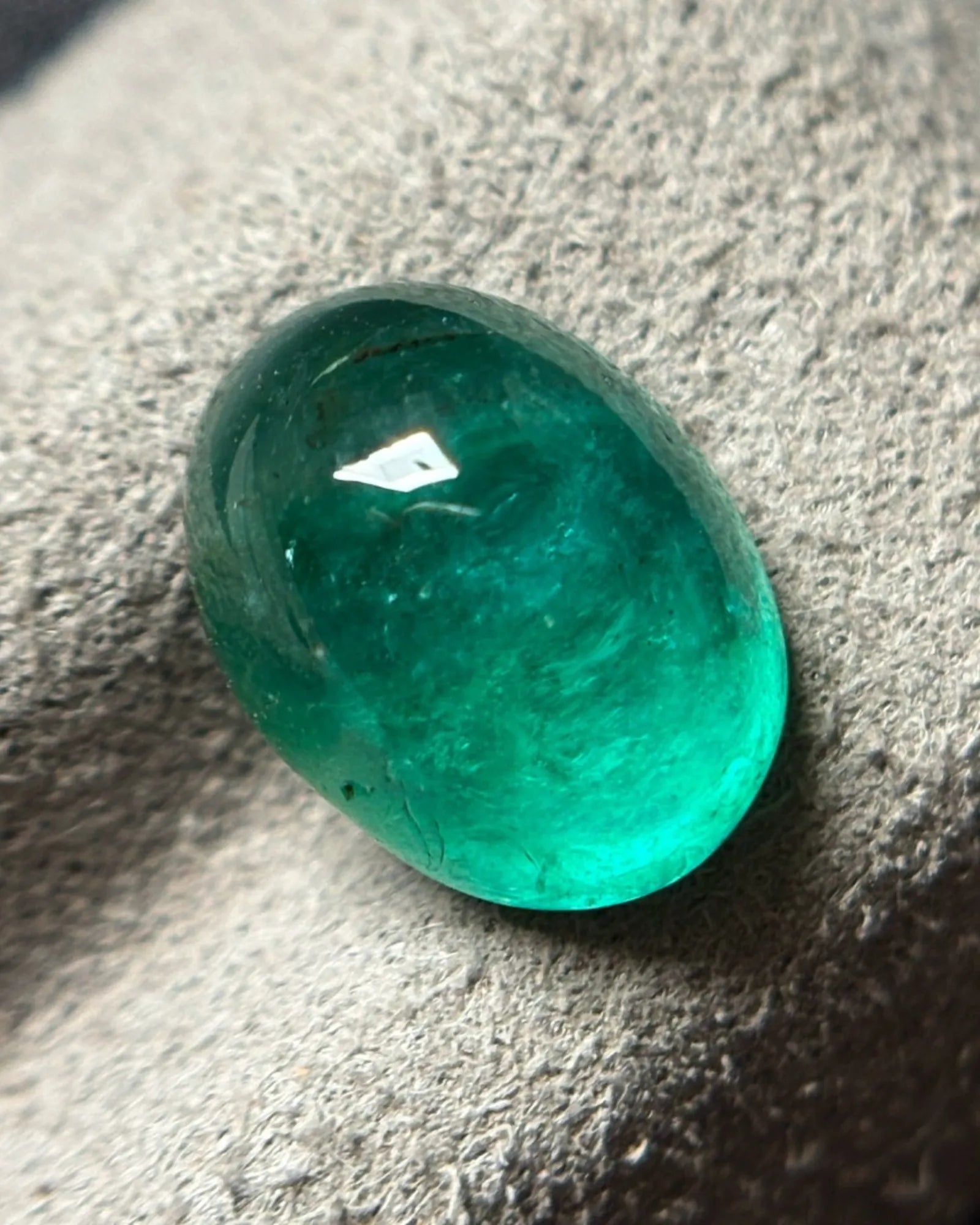 Side profile of Natural Emerald oval cabochon showing domed finish | SARATTI
