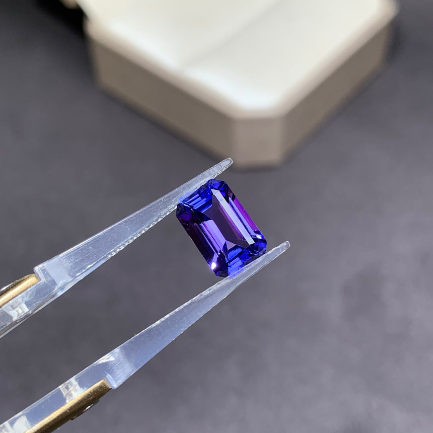 Sparkling 2.84ct emerald cut eye clean blue tanzanite | SARATTI