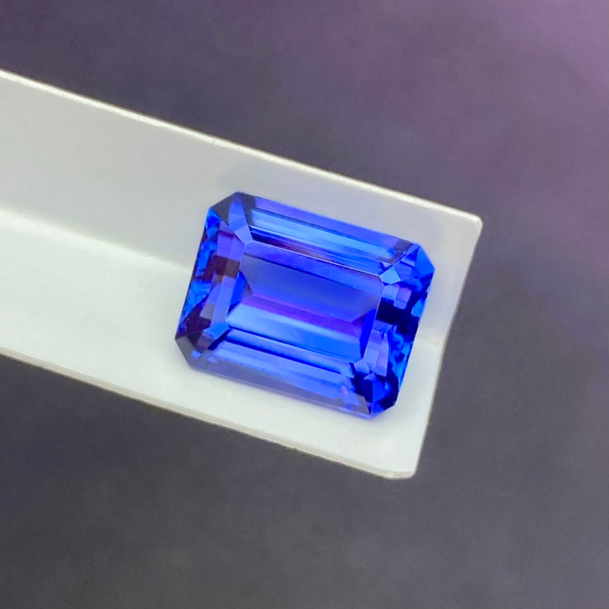 Sparkling 6.05ct emerald cut eye clean blue tanzanite | SARATTI