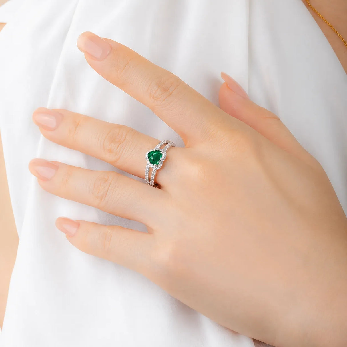 Split shank emerald ring with diamonds in 18K white gold | SARATTI