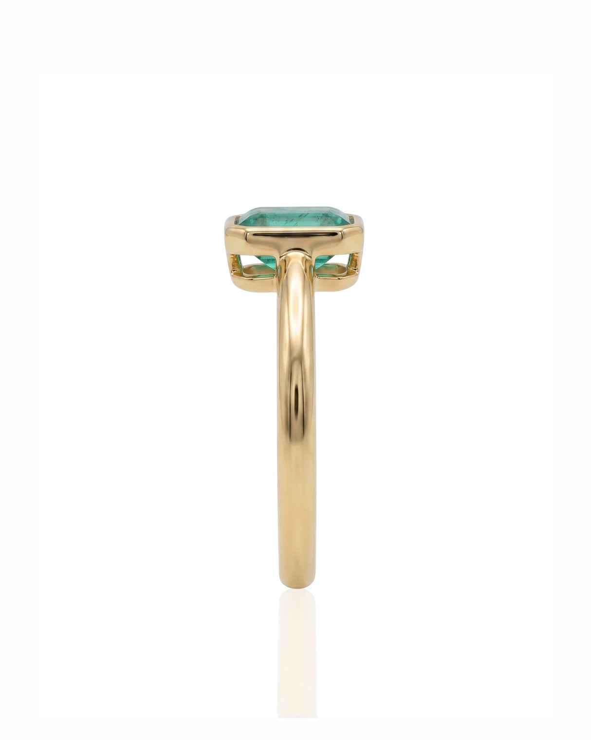 Square natural emerald solitaire ring in 18K Yellow Gold | SARATTI