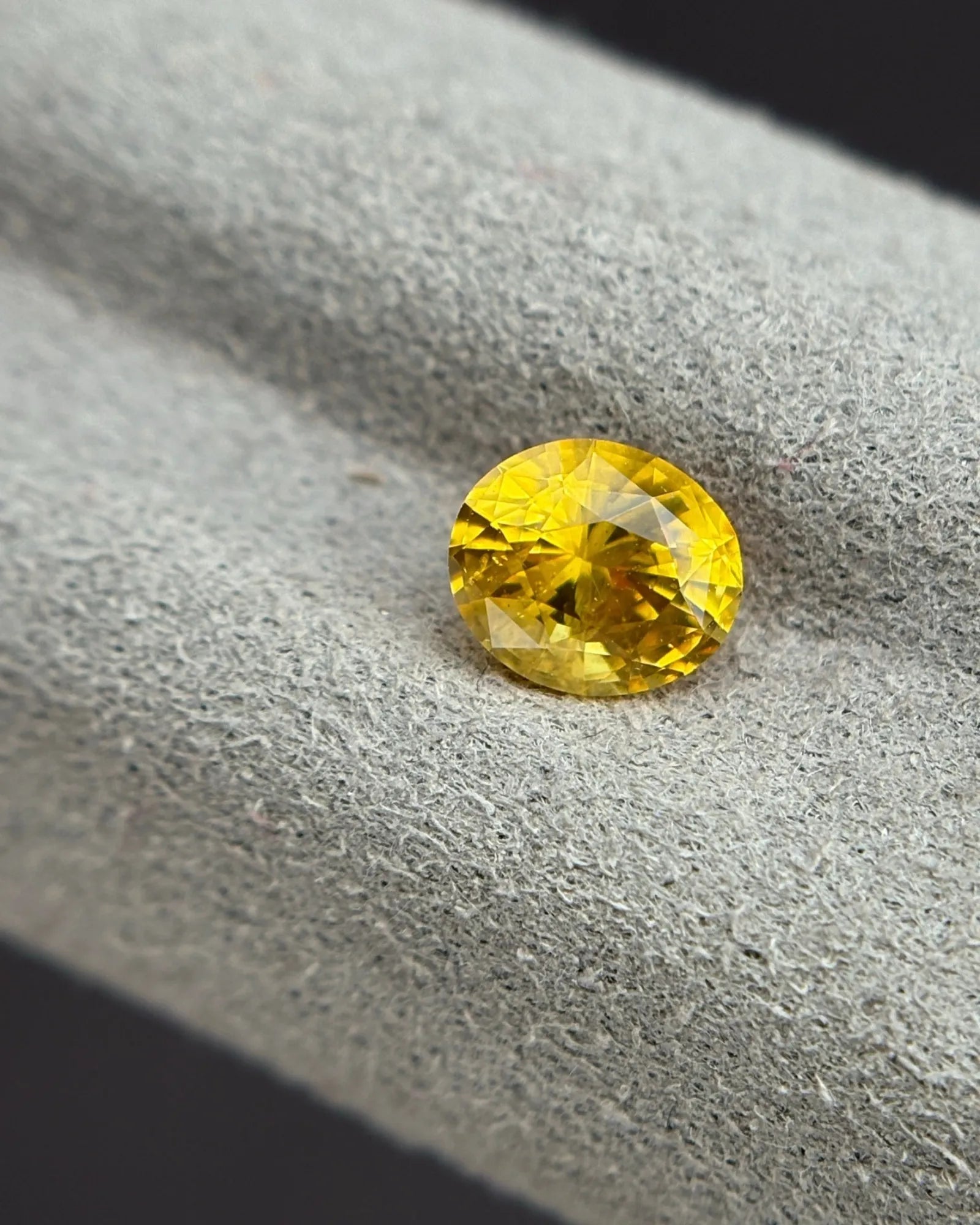 Sri Lankan Ceylon Yellow Sapphire 0.90ct Oval Cut face-up view | SARATTI