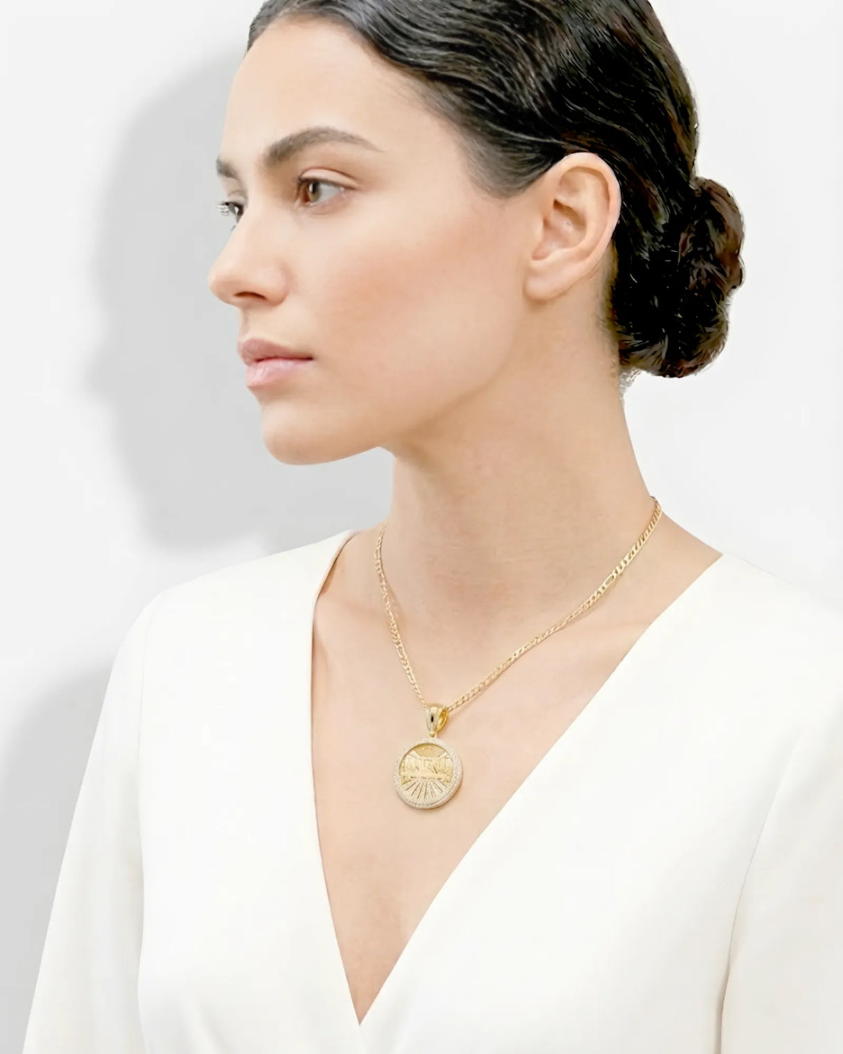 Statement Last Supper pendant in 18K Yellow Gold with diamond halo | SARATTI