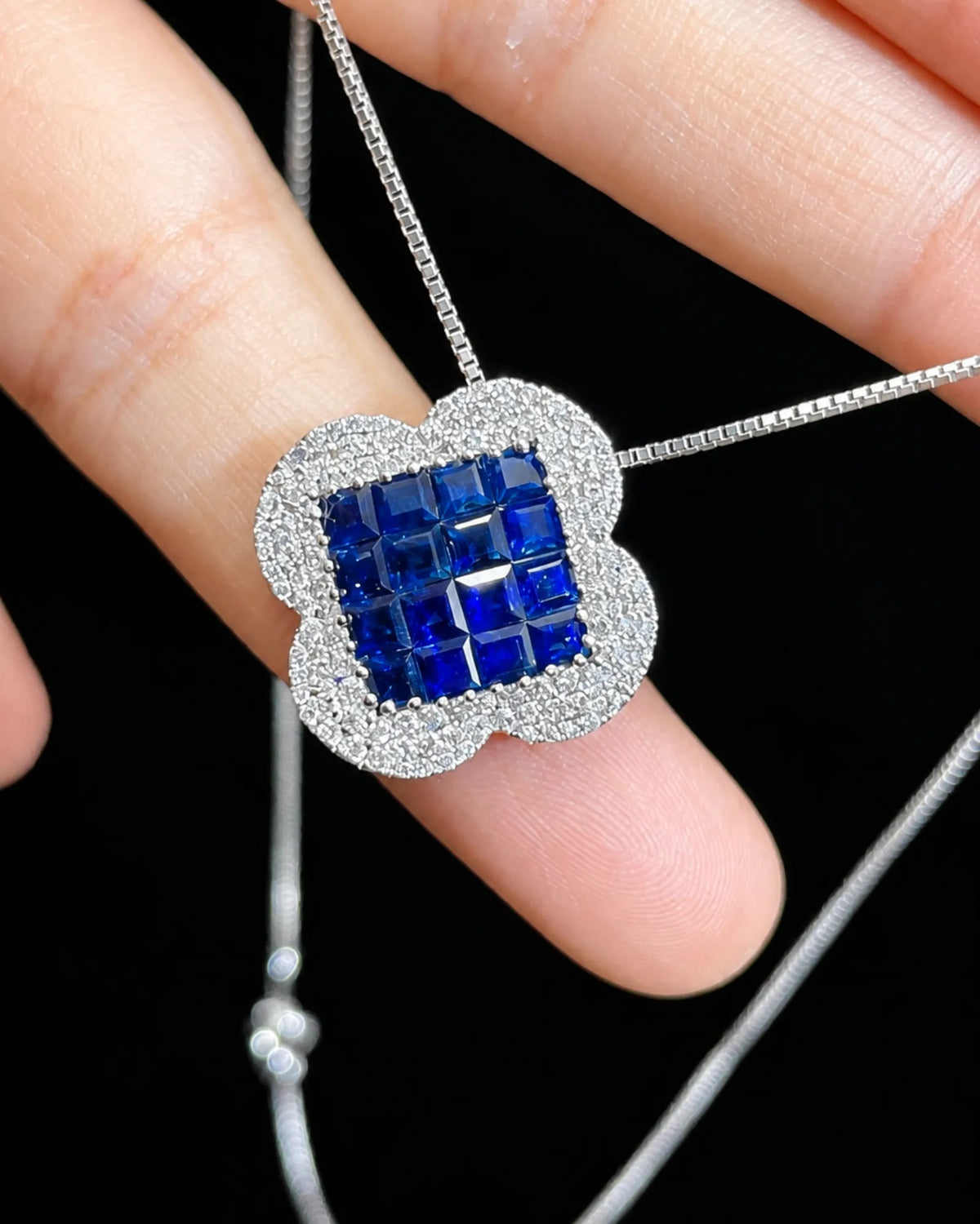 - Strong enough to stand alone while remaining balanced for elegant everyday or evening wear.