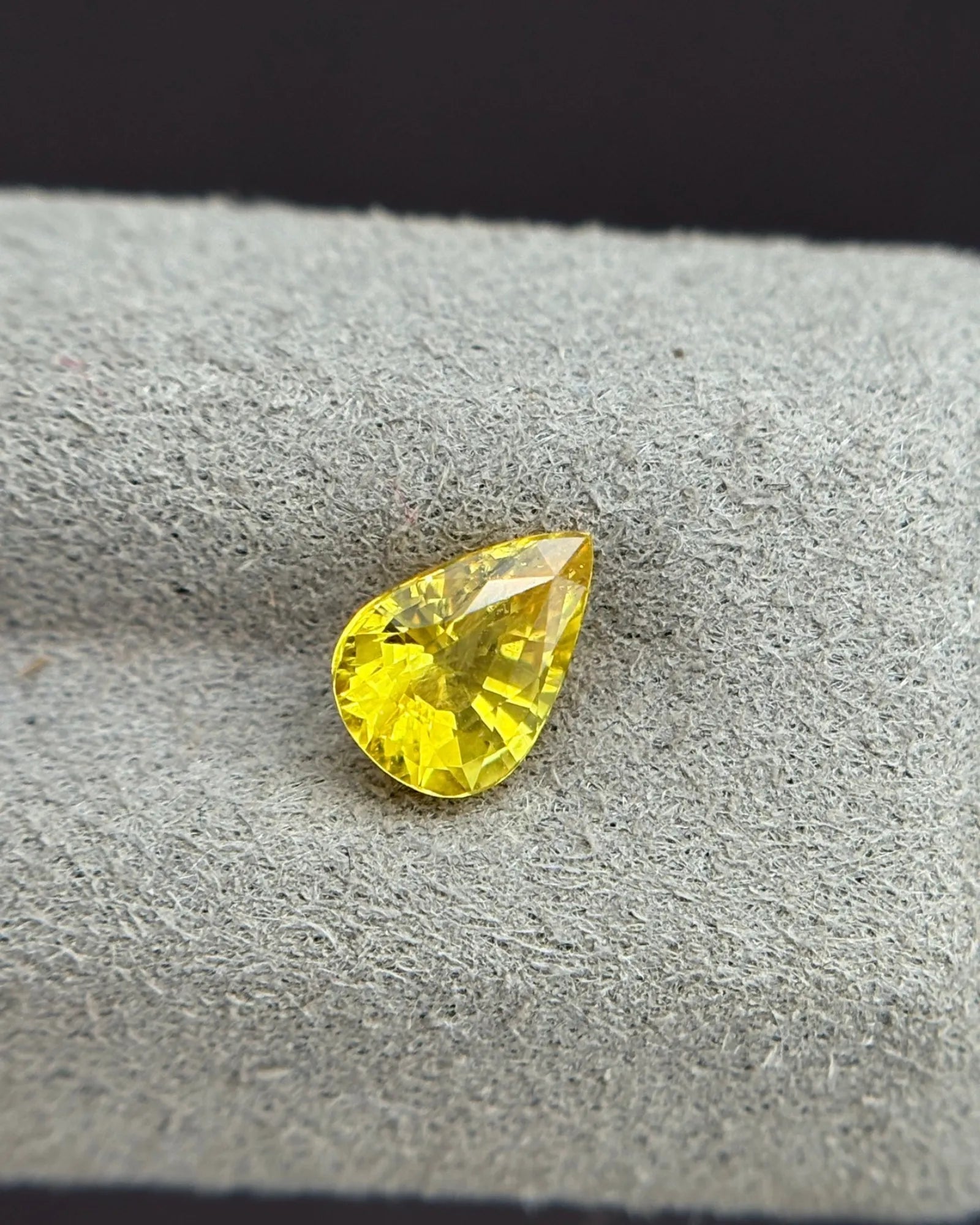 Thailand Ceylon Yellow Sapphire 0.90ct Pear Cut face-up view | SARATTI